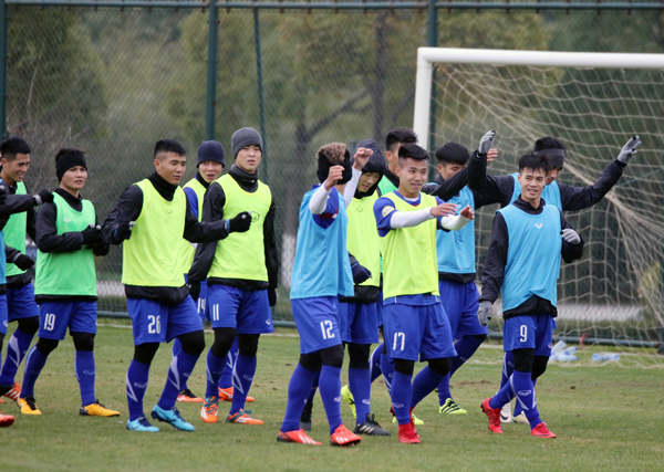 U23 Việt Nam bịt khẩu trang, uống trà gừng chống cái rét 8 độ ở Trung Quốc U23 Việt Nam bịt khẩu trang, uống trà gừng chống cái rét 8 độ ở Trung Quốc